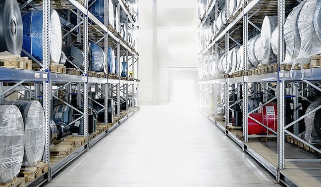 Hochregallager mit verpackten Standardrohmaterialien