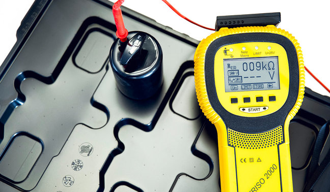 Produkt wird auf elektrische Spannung überprüft